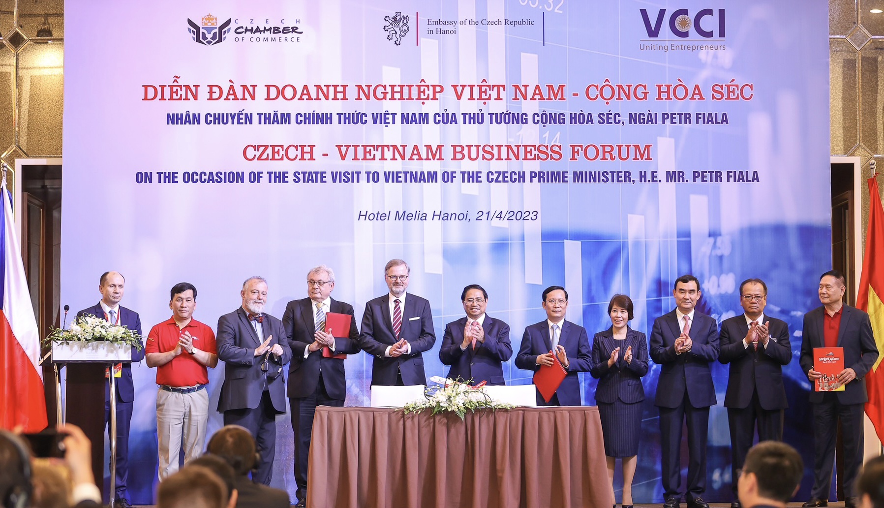 Kinh tế - Vietjet ký thoả thuận hợp tác cùng trường bay F Air trước sự chứng kiến của Thủ tướng hai nước Việt Nam - Séc (Hình 2).