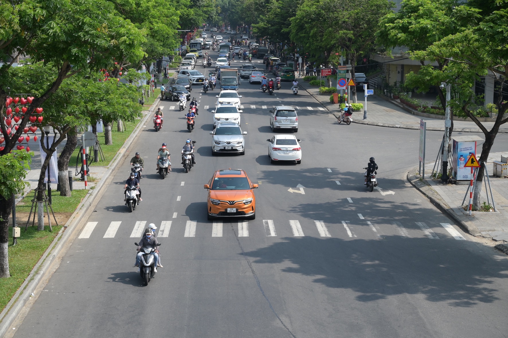 Kinh tế - Dàn xe điện VinFast rực rỡ sắc màu khuấy đảo đường phố Đà Nẵng (Hình 3).