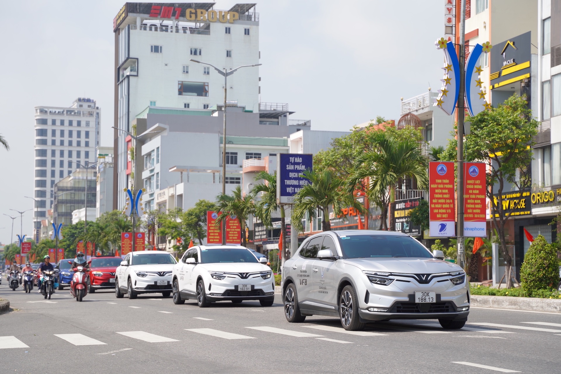 Kinh tế - Dàn xe điện VinFast rực rỡ sắc màu khuấy đảo đường phố Đà Nẵng (Hình 4).