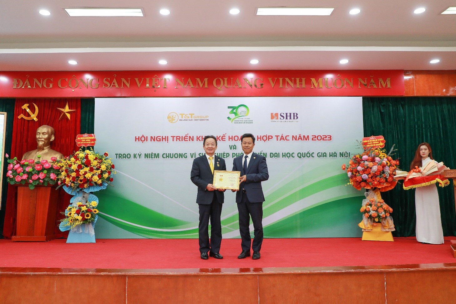 Kinh tế - Doanh nhân Đỗ Quang Hiển nhận kỷ niệm chương vì sự nghiệp phát triển Đại học Quốc gia Hà Nội