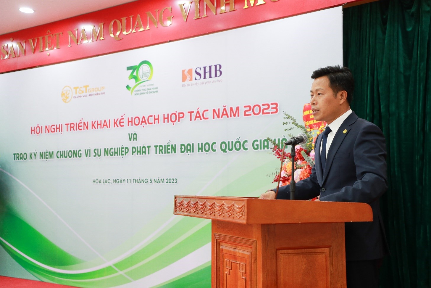 Kinh tế - Doanh nhân Đỗ Quang Hiển nhận kỷ niệm chương vì sự nghiệp phát triển Đại học Quốc gia Hà Nội (Hình 2).