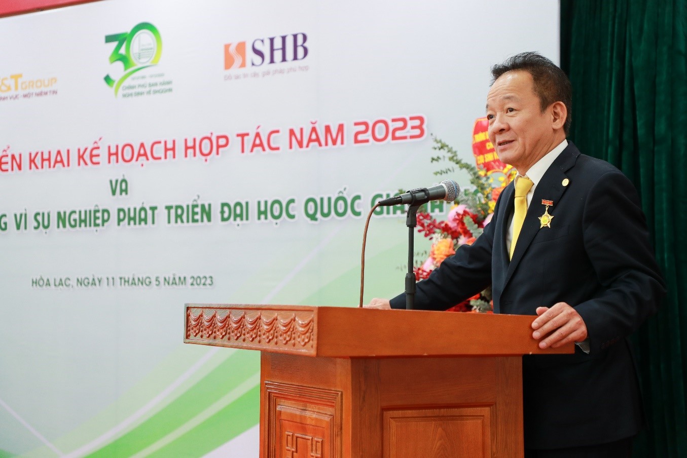 Kinh tế - Doanh nhân Đỗ Quang Hiển nhận kỷ niệm chương vì sự nghiệp phát triển Đại học Quốc gia Hà Nội (Hình 3).