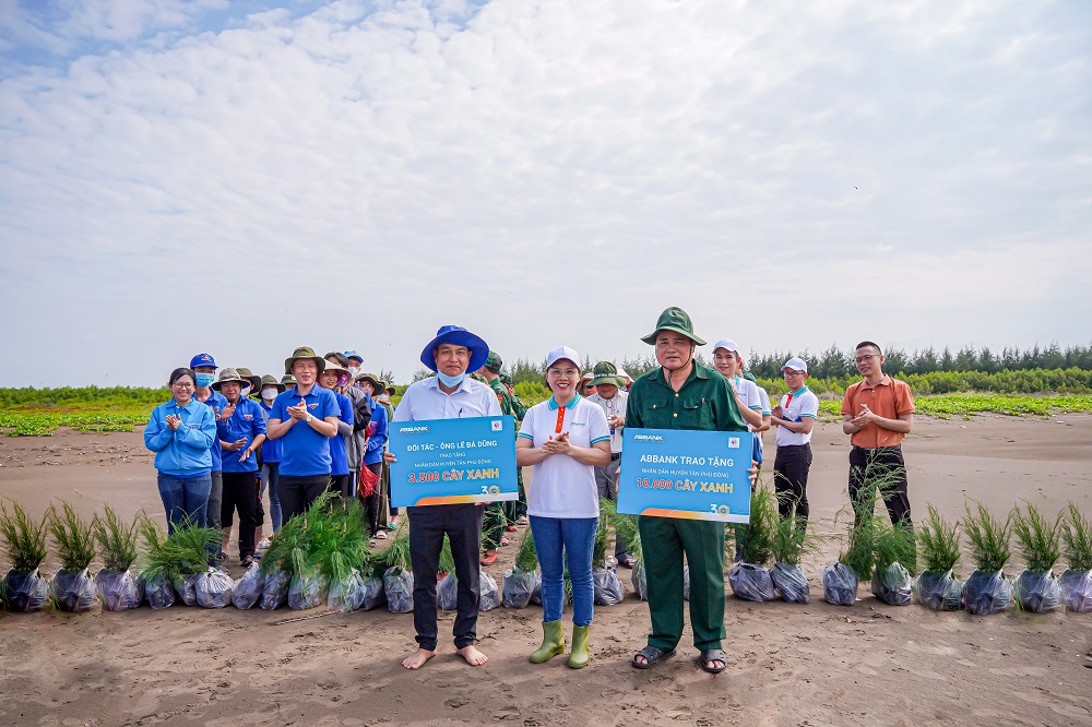 Kinh doanh - Chung tay ứng phó biến đổi khí hậu, 13.000 cây phi lao do ABBANK tài trợ vừa được trồng tại rừng phòng hộ ven biển Tiền Giang