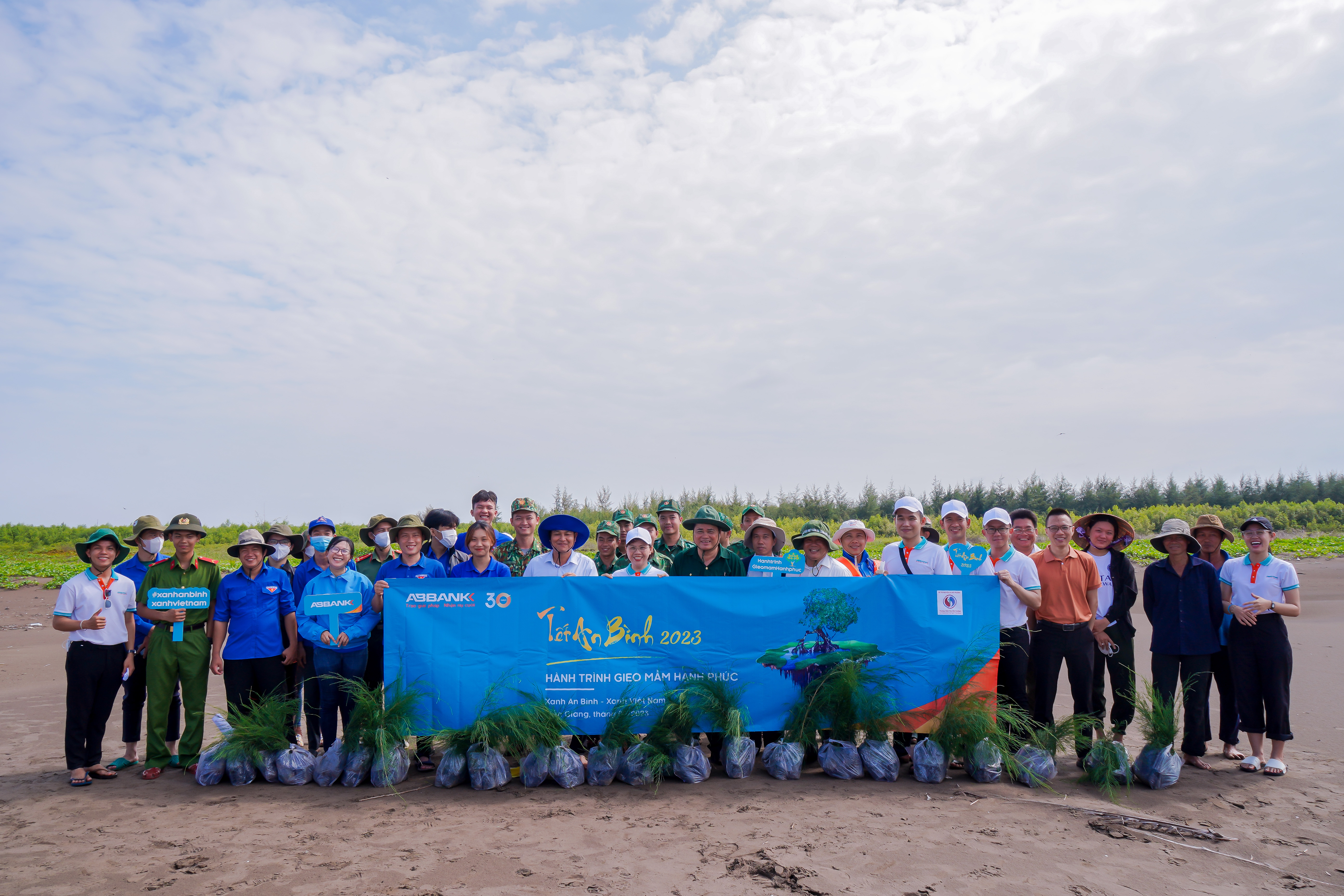 Kinh doanh - Chung tay ứng phó biến đổi khí hậu, 13.000 cây phi lao do ABBANK tài trợ vừa được trồng tại rừng phòng hộ ven biển Tiền Giang (Hình 2).