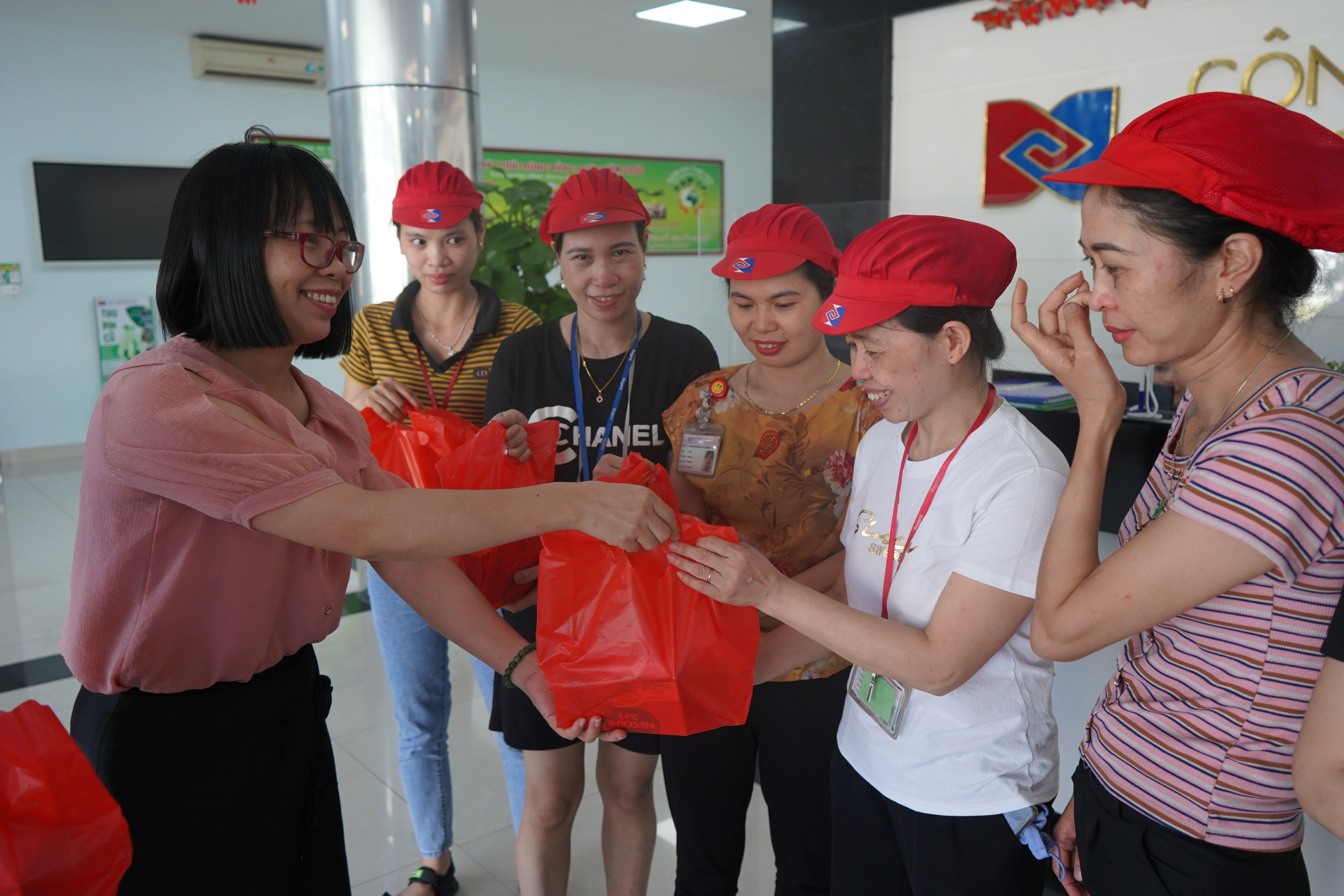 Cần biết - Nestlé Việt Nam hỗ trợ người lao động có hoàn cảnh khó khăn (Hình 2).