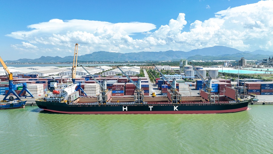 Kinh tế - Cảng Chu Lai đón tàu lớn và nâng cao hiệu suất khai thác hàng rời