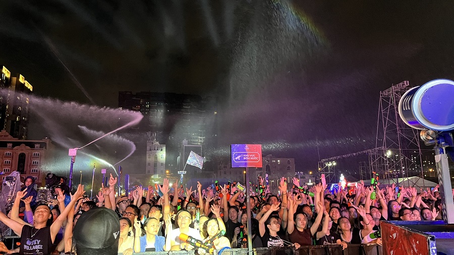 Cần biết - Hàng chục ngàn bạn trẻ “cháy” hết mình trong đêm Tiger Crystal Rave 2.0 - Water EDM Festival tại Tp.HCM (Hình 4).