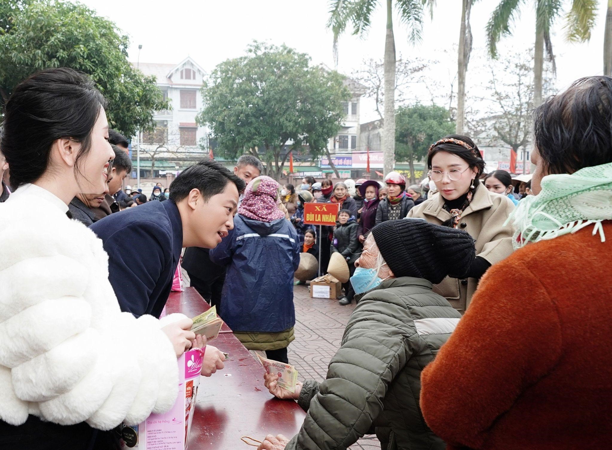 Cần biết - Vừa có tâm vừa có tầm - Doanh nhân Phan Thị Mai và Hoàng Kim Khánh trao tận tay hơn 1000 phần quà tết đến các bà con khó khăn tại xã Đức Thọ, tỉnh Hà Tĩnh (Hình 3).