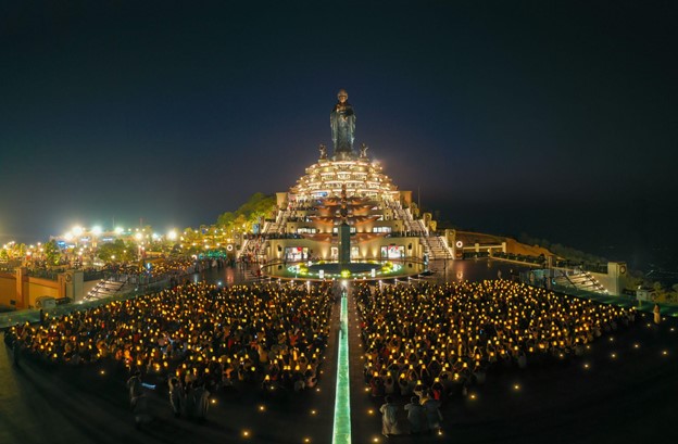 Kinh tế - Gửi ước nguyện, cầu bình an tại đại lễ dâng đăng Rằm tháng Giêng lớn nhất từ trước đến nay ở Núi Bà Đen (Tây Ninh)