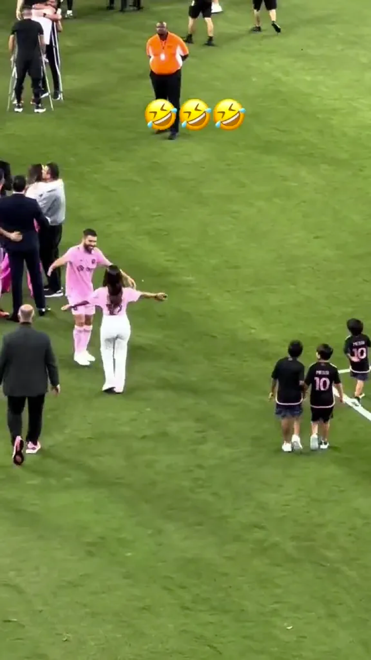 Thể thao 24h - Khoảnh khắc vợ Messi nhận nhầm chồng trên sân gây 'bão' mạng xã hội (Hình 3).