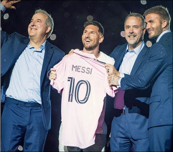 Thể thao 24h - Khoảnh khắc vợ Messi nhận nhầm chồng trên sân gây 'bão' mạng xã hội