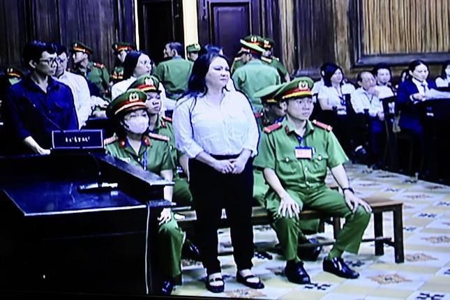 An ninh - Hình sự - Bà Nguyễn Phương Hằng lĩnh án 3 năm tù giam
