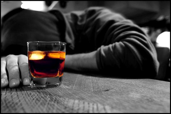 Đời sống - Chàng trai gục trên bàn nhậu và tử vong khi bị sếp ép uống rượu