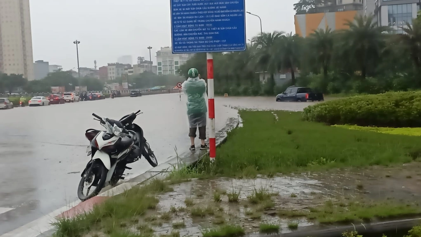 Đời sống - Loạt ảnh 'dở khóc dở cười' trên đường phố Hà Nội ngày mưa ngập lụt