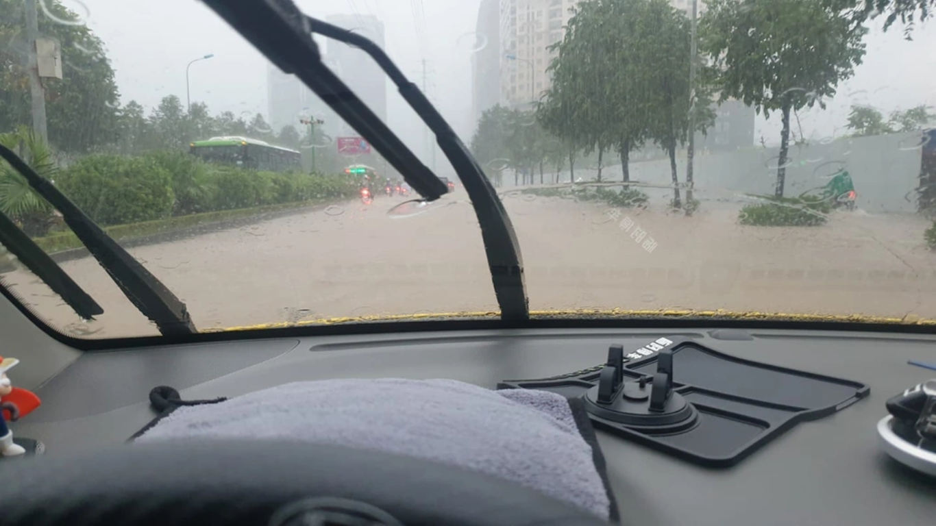 Đời sống - Loạt ảnh 'dở khóc dở cười' trên đường phố Hà Nội ngày mưa ngập lụt (Hình 2).