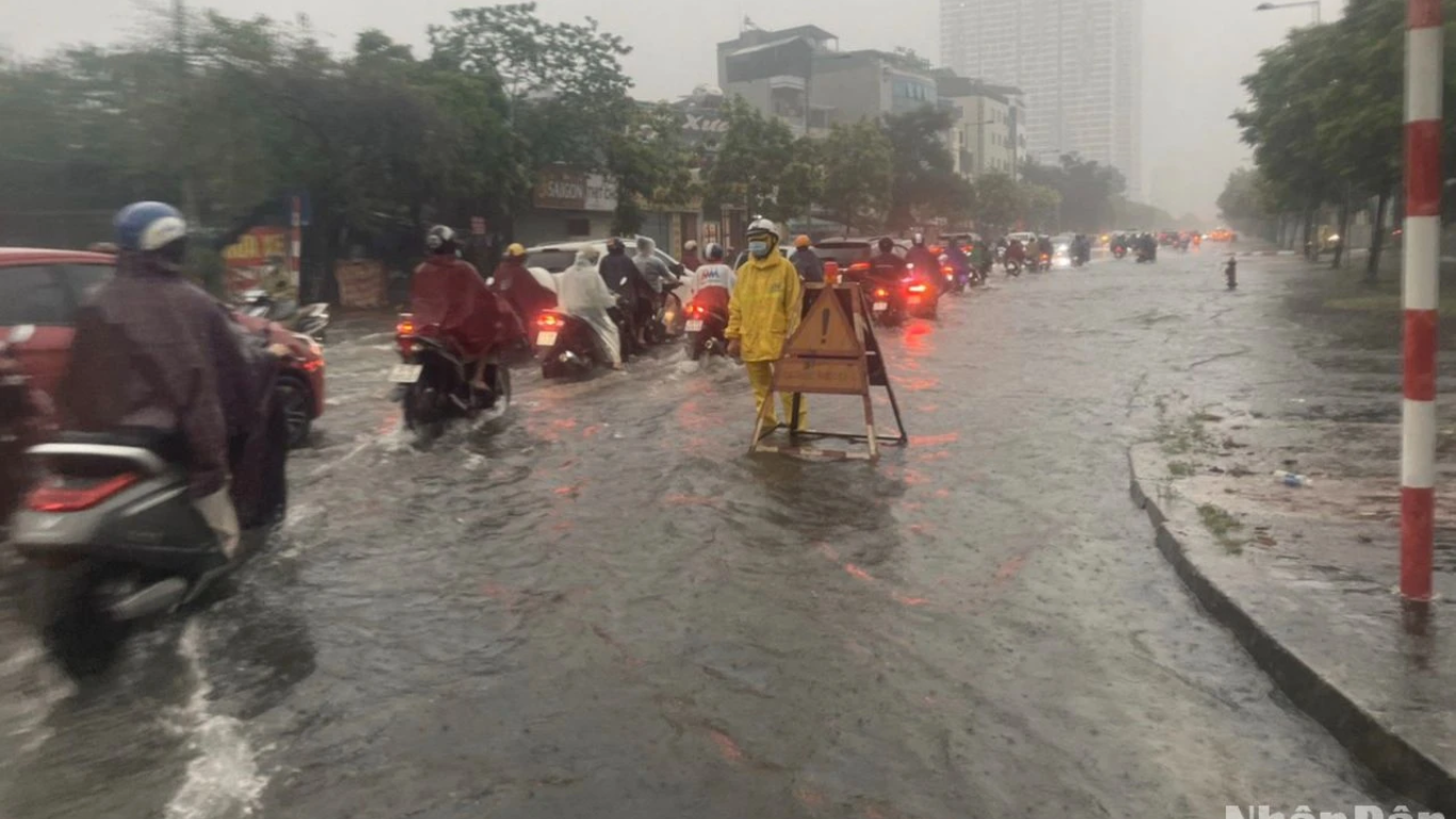 Đời sống - Loạt ảnh 'dở khóc dở cười' trên đường phố Hà Nội ngày mưa ngập lụt (Hình 13).