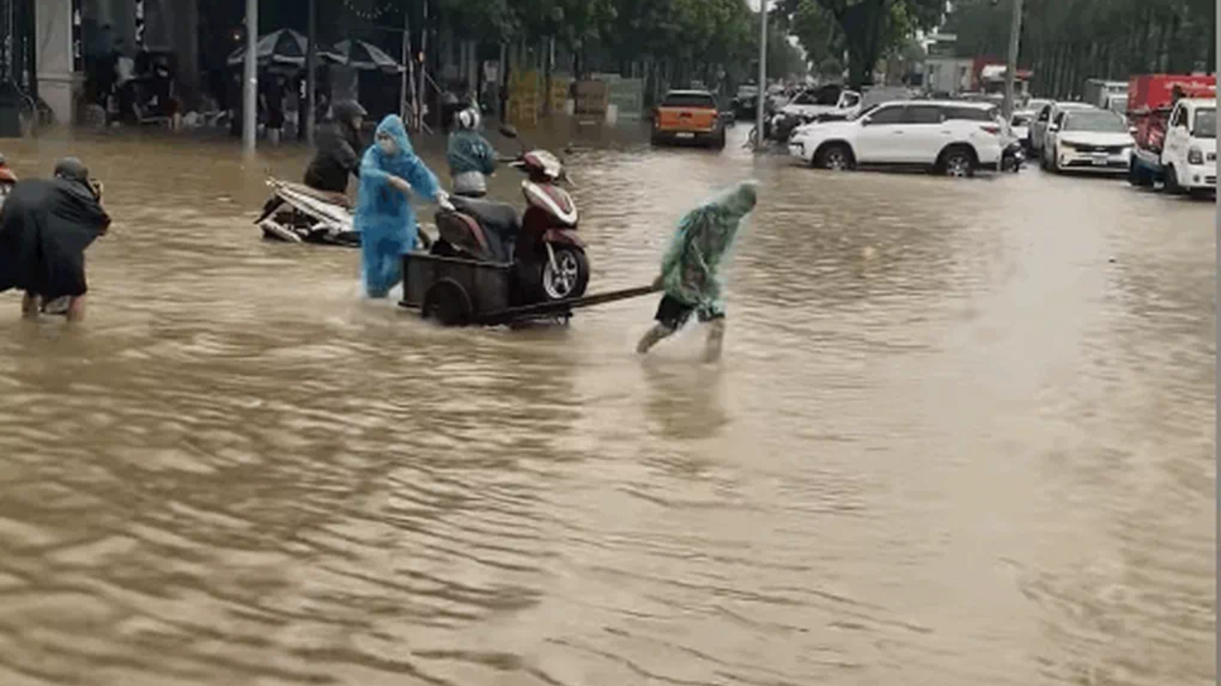 Đời sống - Loạt ảnh 'dở khóc dở cười' trên đường phố Hà Nội ngày mưa ngập lụt (Hình 5).