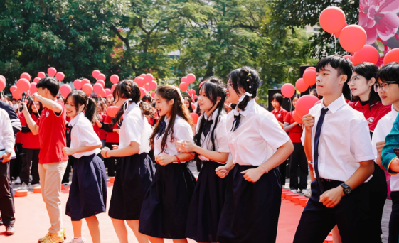 Giáo dục pháp luật - Gần 1.000 sinh viên và thầy cô ĐH Ngoại thương hòa ca trong ngày Nhà giáo Việt Nam 20/11