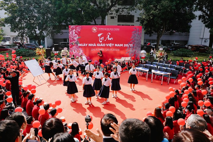 Giáo dục pháp luật - Gần 1.000 sinh viên và thầy cô ĐH Ngoại thương hòa ca trong ngày Nhà giáo Việt Nam 20/11 (Hình 2).