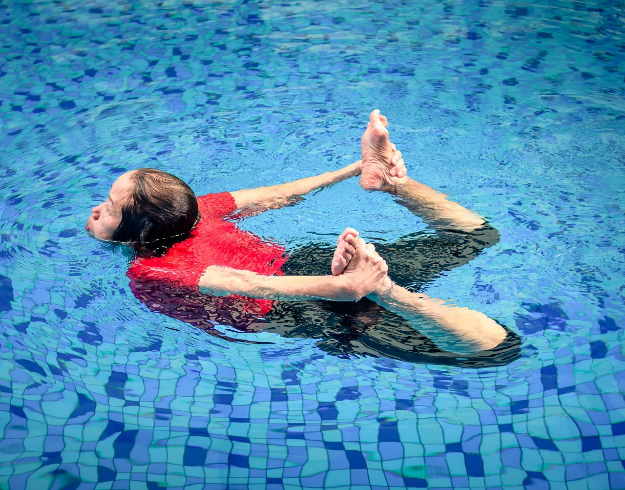 Sức khoẻ - Làm đẹp - Hà Nội: Cụ bà U80 lập kỷ lục xoay 80 vòng dưới nước liên tục với 8 tư thế Yoga trên mặt nước (Hình 3).