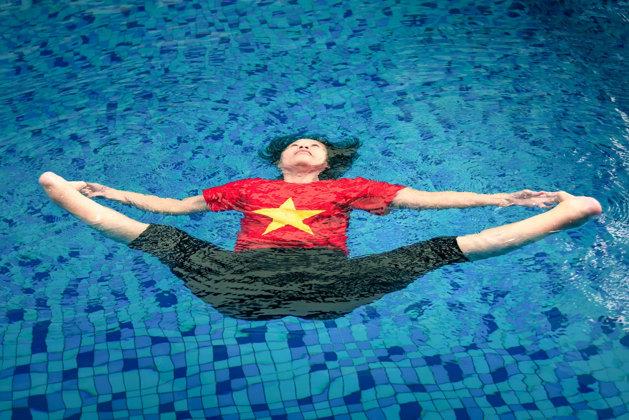 Sức khoẻ - Làm đẹp - Hà Nội: Cụ bà U80 lập kỷ lục xoay 80 vòng dưới nước liên tục với 8 tư thế Yoga trên mặt nước (Hình 5).
