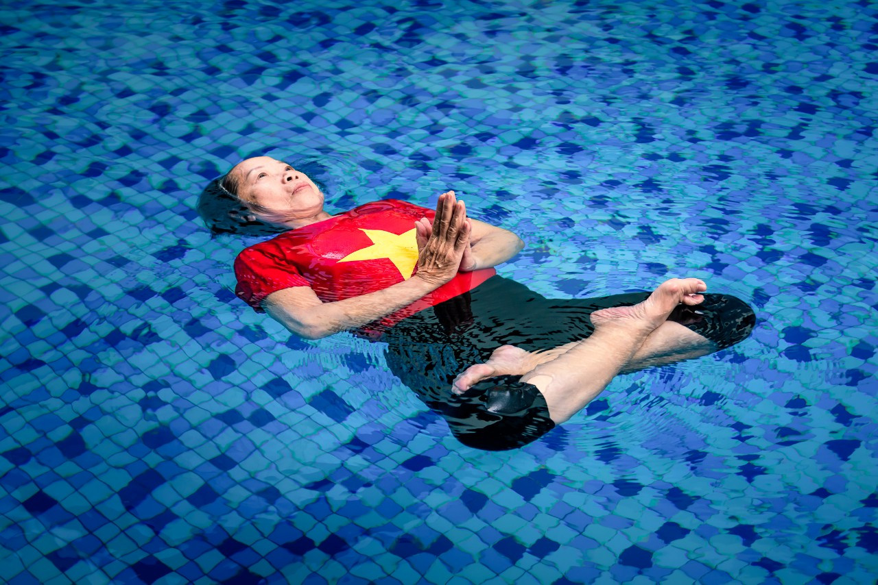 Sức khoẻ - Làm đẹp - Hà Nội: Cụ bà U80 lập kỷ lục xoay 80 vòng dưới nước liên tục với 8 tư thế Yoga trên mặt nước (Hình 4).