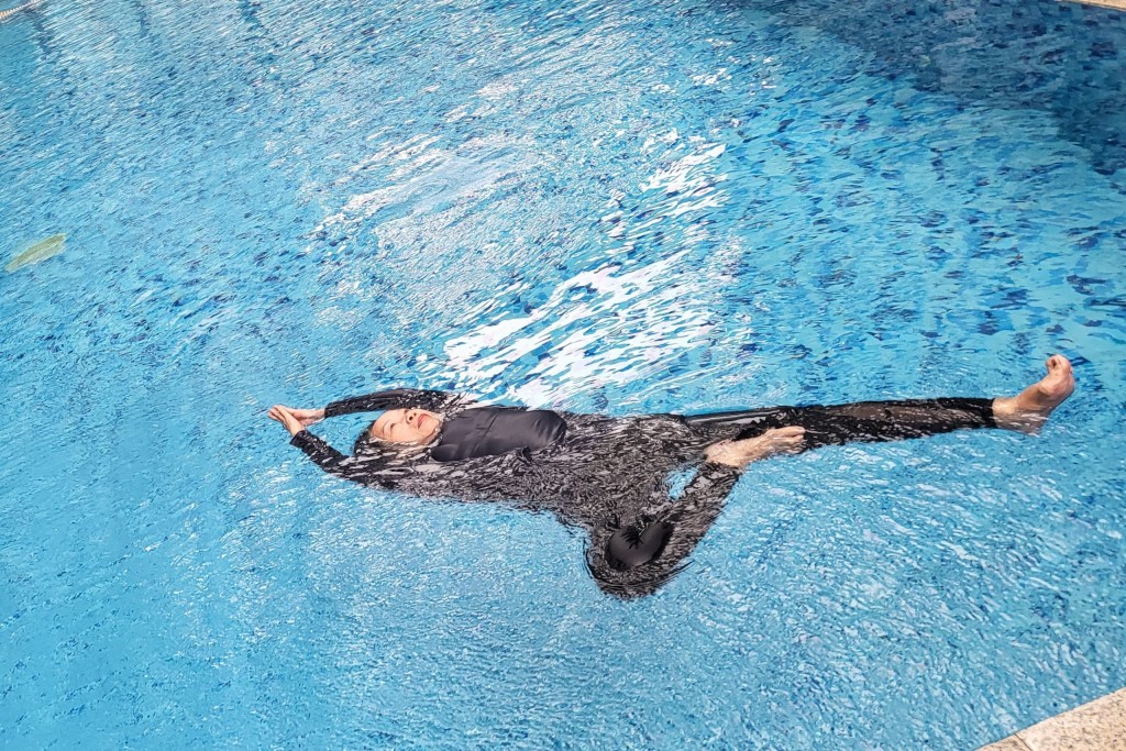 Sức khoẻ - Làm đẹp - Hà Nội: Cụ bà U80 lập kỷ lục xoay 80 vòng dưới nước liên tục với 8 tư thế Yoga trên mặt nước (Hình 6).