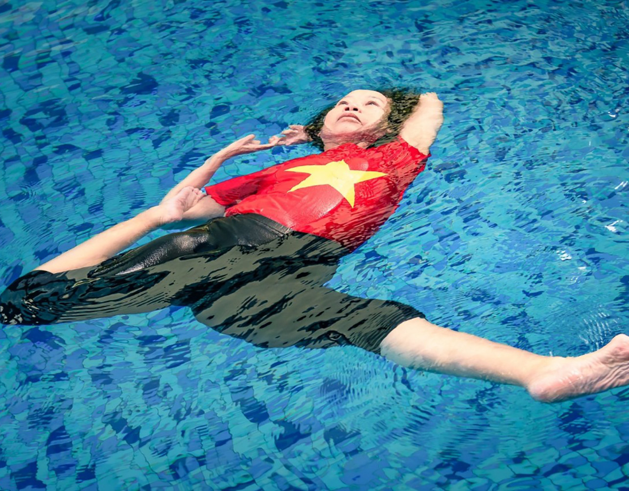 Sức khoẻ - Làm đẹp - Hà Nội: Cụ bà U80 lập kỷ lục xoay 80 vòng dưới nước liên tục với 8 tư thế Yoga trên mặt nước (Hình 2).