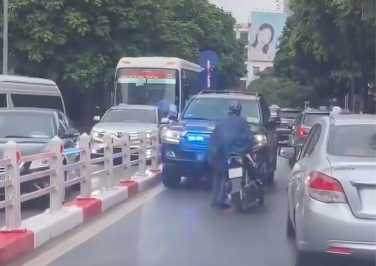 Tin trong nước - Vụ xe biển xanh 80A bị chặn trên phố Hà Nội: Ô tô đã bật đèn nháy, báo hiệu, đèn ưu tiên