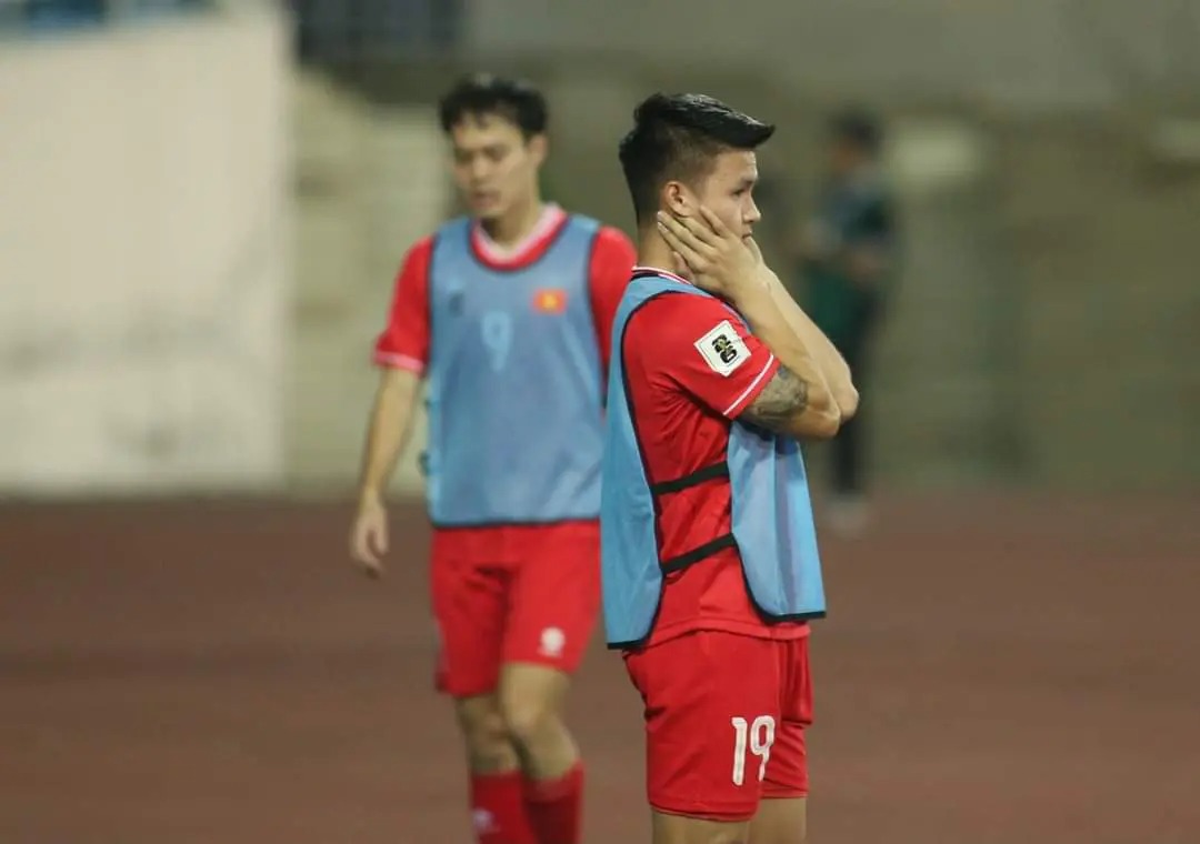 Thể thao - Thất vọng vì phải ngồi dự bị, Quang Hải có 'phản ứng' bất ngờ với HLV Troussier