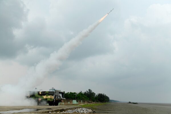 Tin thế giới - Ấn Độ thử thành công hàng loạt vũ khí mới, bao gồm tên lửa dẫn đường chống tăng