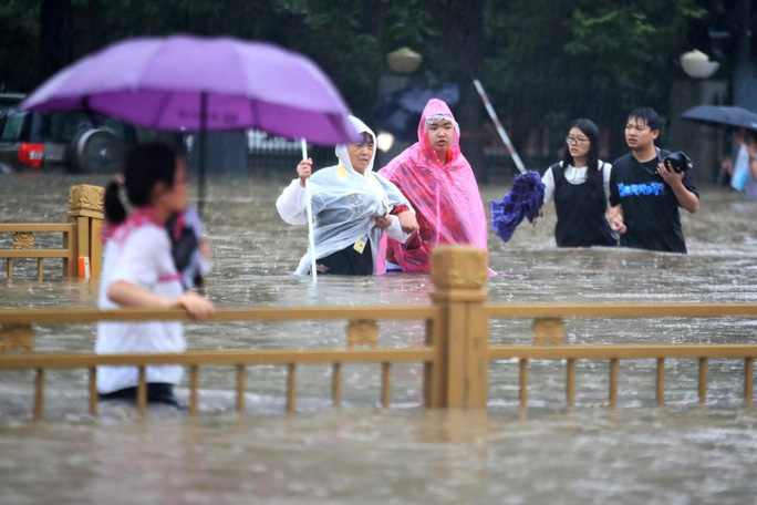 Tin thế giới - Nước lũ tràn vào nhà máy iPhone tại Trung Quốc, nguy cơ thiếu hụt mẫu iPhone 13 mới ra mắt
