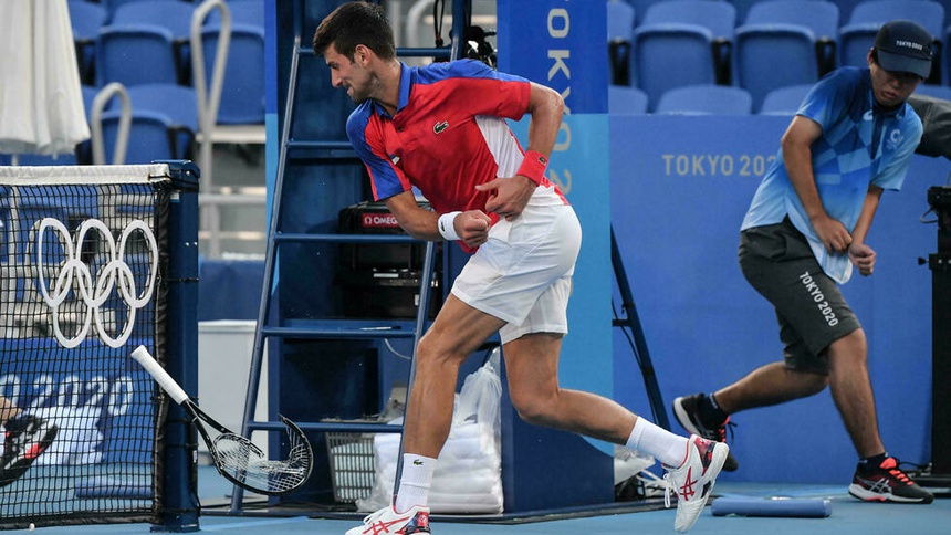 Thể thao 24h - Djokovic tức giận đập gãy vợt, chia tay Olympic Tokyo sau thất bại trước Pablo Carreno