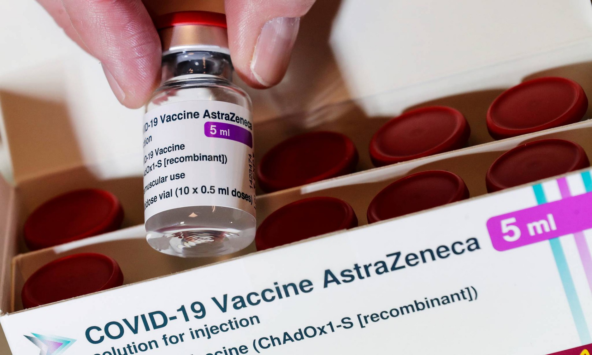 Tin thế giới - Phát hiện nữ y tá tráo vắc-xin phòng COVID-19 với nước muối khiến hơn 8.500 người bị ảnh hưởng