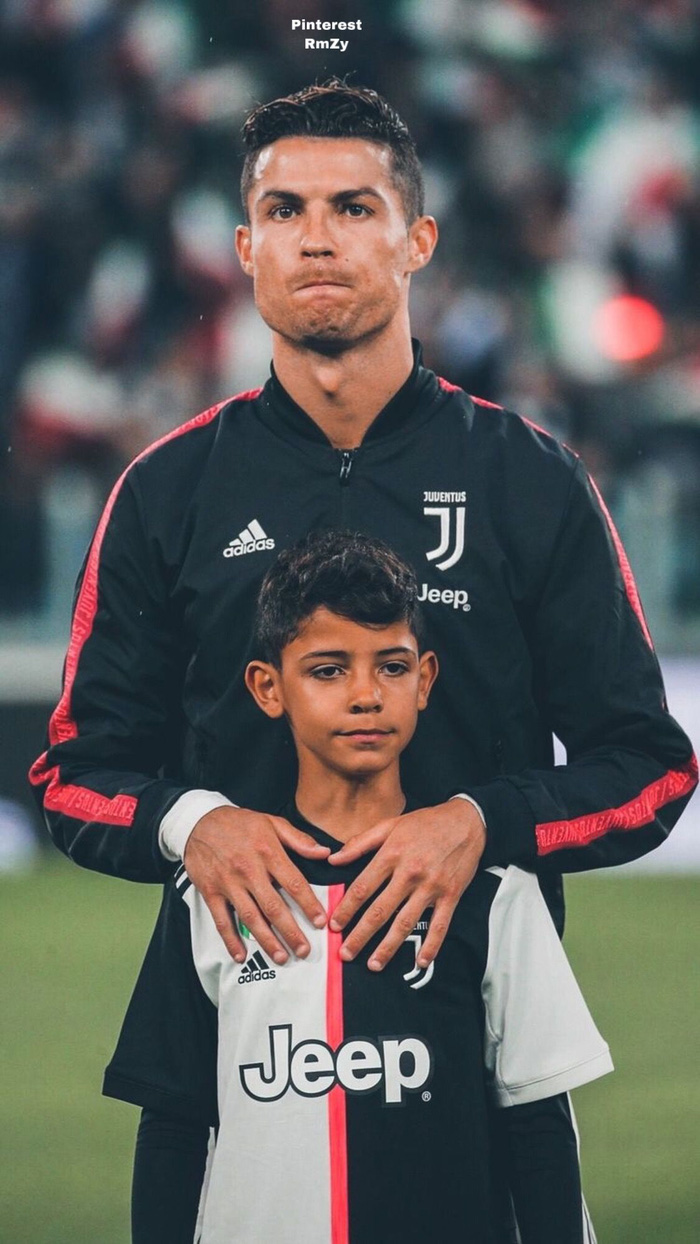 Con trai Ronaldo và tình yêu của anh ta đối với Man United là một trong những chủ đề gây chú ý nhất của cư dân mạng. Nếu bạn đang quan tâm đến cả hai chủ đề này, thì hãy xem những hình ảnh của con trai Ronaldo trong màu áo của Man United và cảm nhận tình yêu và niềm đam mê của anh ta với đội bóng này.