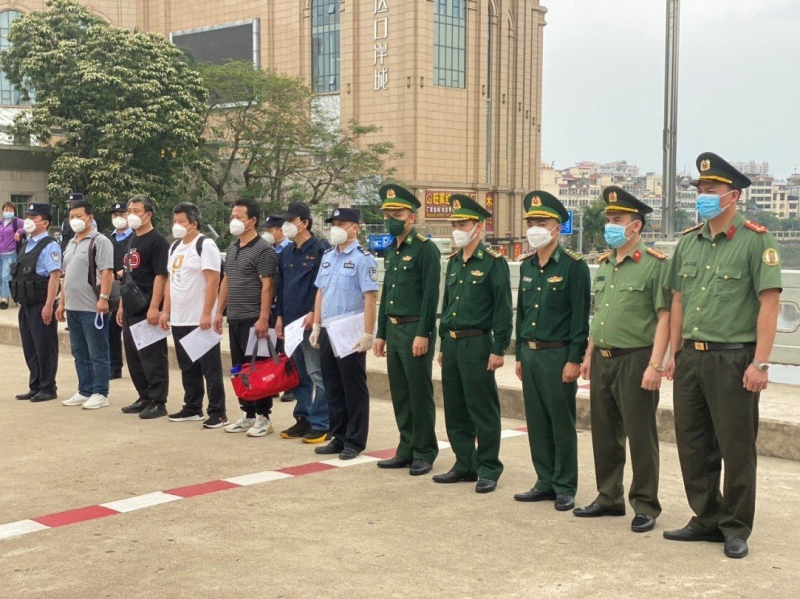 Pháp luật - Trục xuất 5 đối tượng người Trung Quốc nhập cảnh trái phép vào Việt Nam