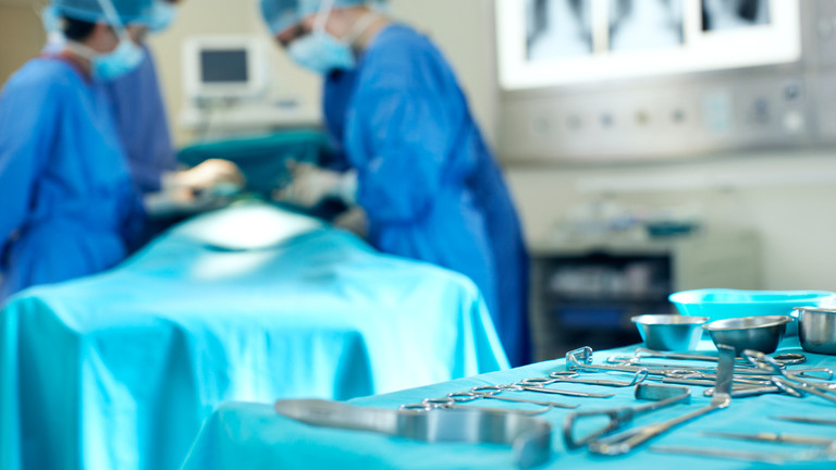 Tin thế giới - Bác sĩ Đức bị sa thải vì nhờ lao công hỗ trợ phẫu thuật