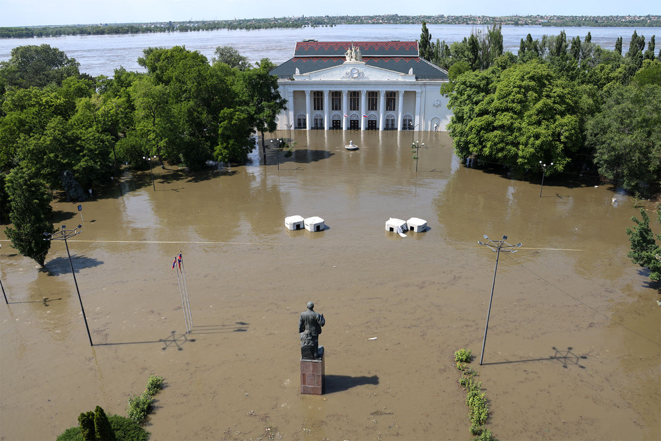 Tin thế giới - Vỡ đập nhà máy thủy điện ở Kherson: Hàng chục ngôi làng bị ngập, 17.000 người dân phải di tản (Hình 3).