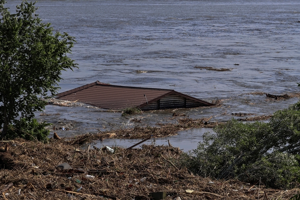 Tin thế giới - Vỡ đập nhà máy thủy điện ở Kherson: Hàng chục ngôi làng bị ngập, 17.000 người dân phải di tản (Hình 6).