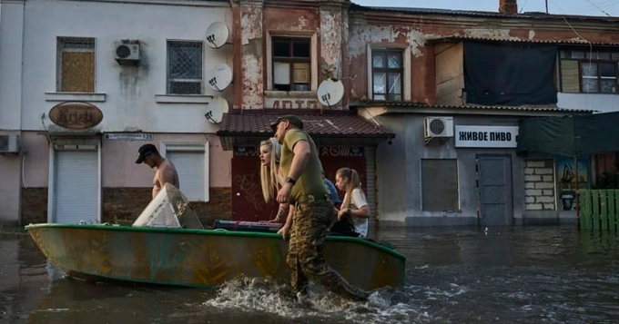 Tin thế giới - Vỡ đập nhà máy thủy điện ở Kherson: Hàng chục ngôi làng bị ngập, 17.000 người dân phải di tản (Hình 7).
