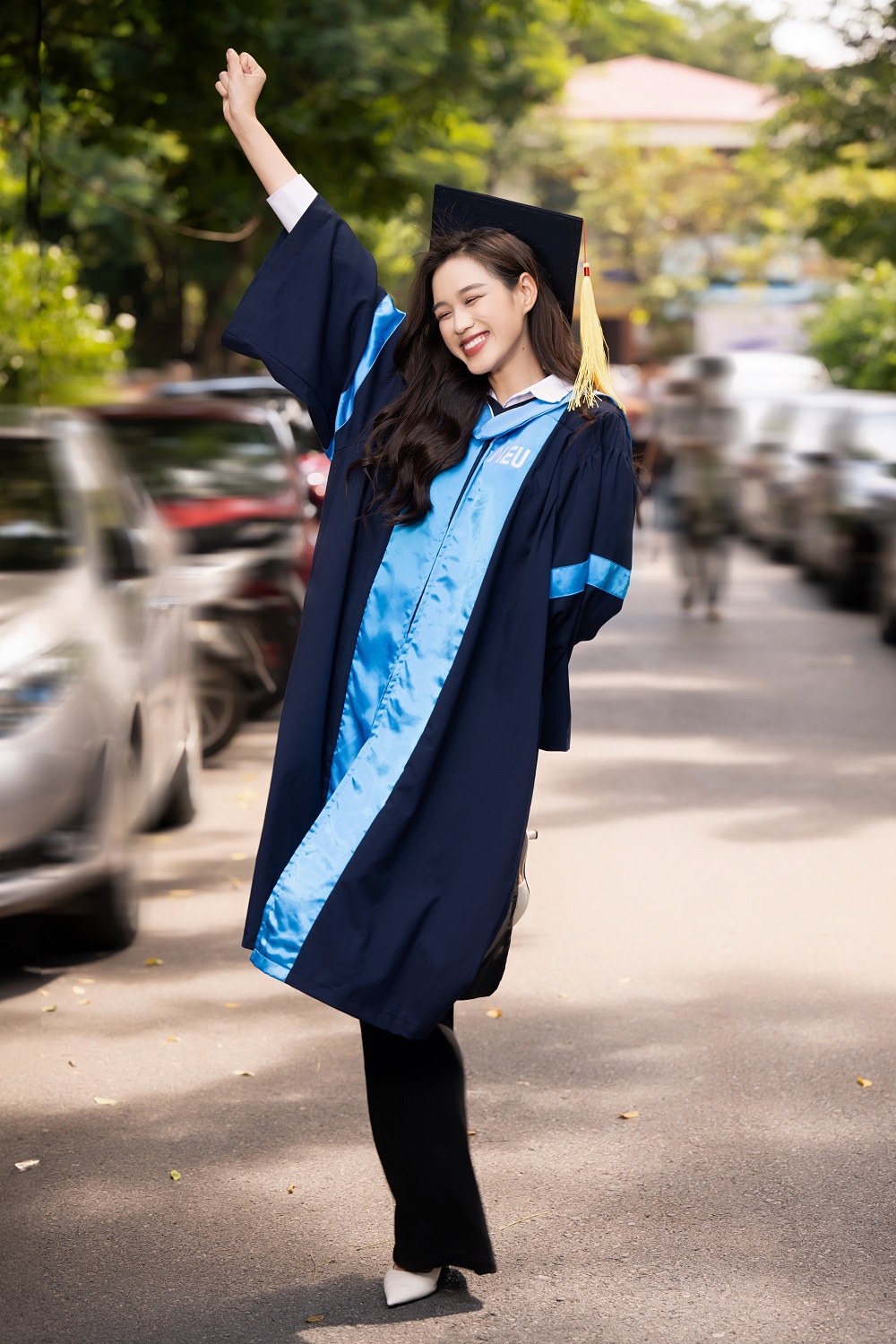 Tin tức giải trí - Hoa hậu Đỗ Hà rạng rỡ trong ngày tốt nghiệp, hào hứng chuẩn bị làm CEO ngành làm đẹp (Hình 12).