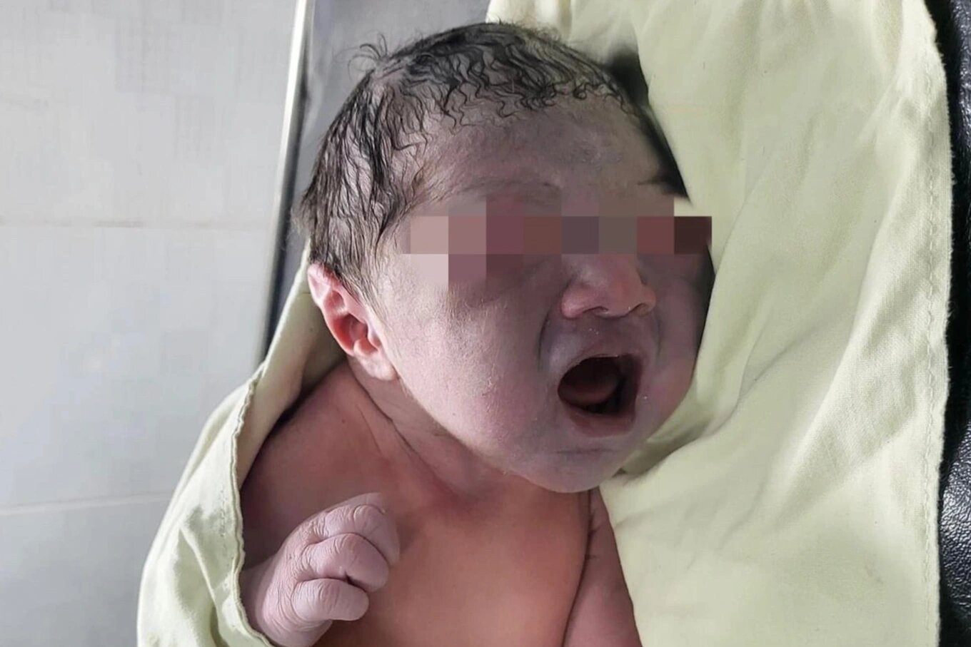 Tin trong nước - Phát hiện bé trai sơ sinh ở hành lang khoa Nhi trung tâm y tế