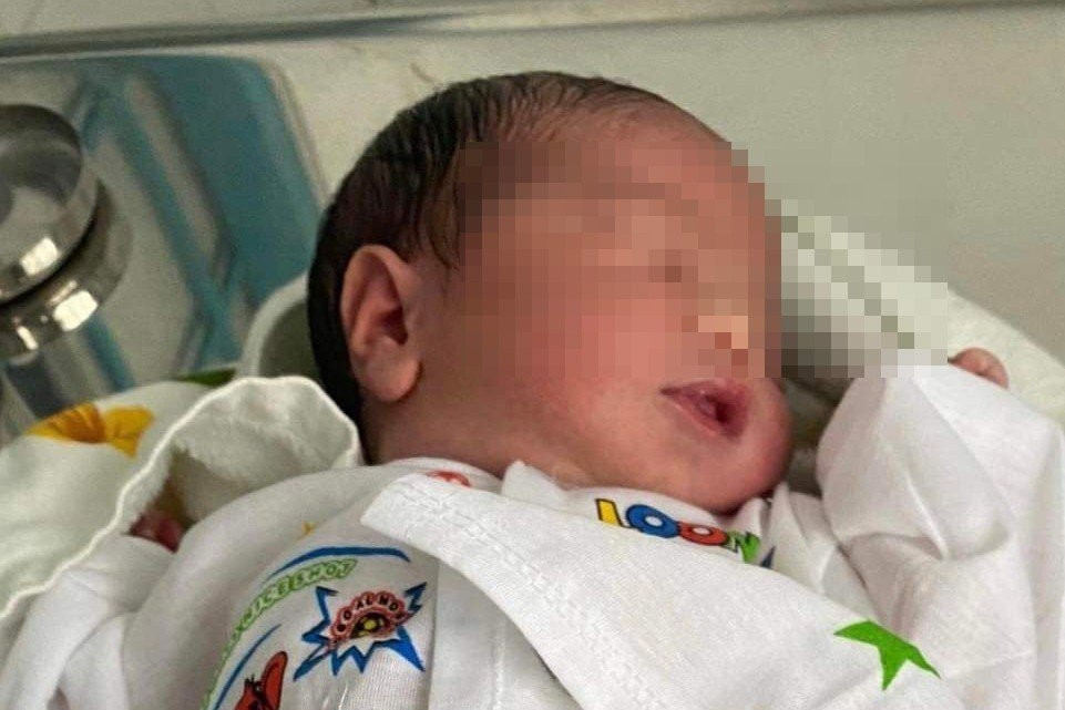 Tin trong nước - Phát hiện bé trai sơ sinh ở hành lang khoa Nhi trung tâm y tế (Hình 2).