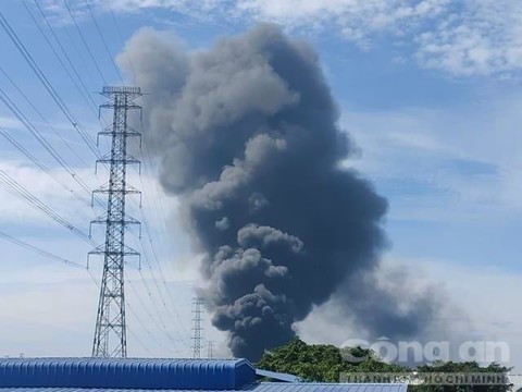 Tin trong nước - Hiện trường vụ cháy công ty mút xốp ở Bình Dương, nhà xưởng và nhiều tài sản bị thiêu rụi