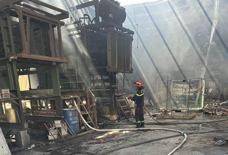 Tin trong nước - Hiện trường vụ cháy công ty mút xốp ở Bình Dương, nhà xưởng và nhiều tài sản bị thiêu rụi (Hình 3).