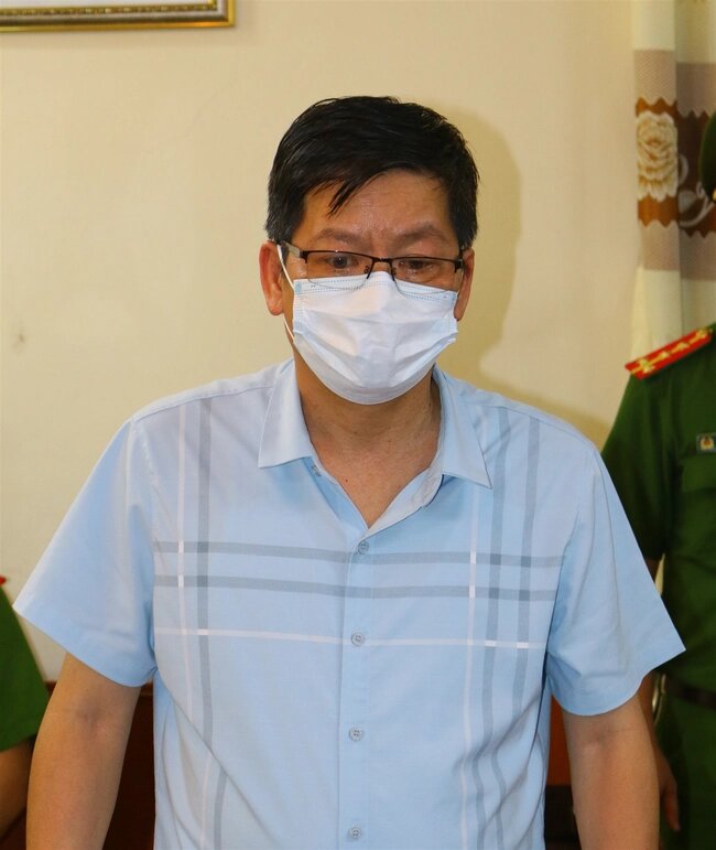 An ninh - Hình sự - Cựu Giám đốc Trung tâm Kiểm soát bệnh tật tỉnh Nam Định lĩnh án hơn 16 năm tù vì nhận tiền của Việt Á (Hình 2).