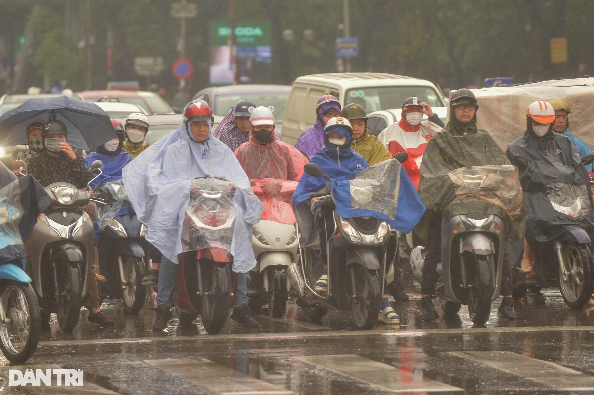 Tin trong nước - Người dân Thủ đô chật vật trong cảnh tắc đường, xe cộ nhích từng mét trong mưa rét (Hình 6).