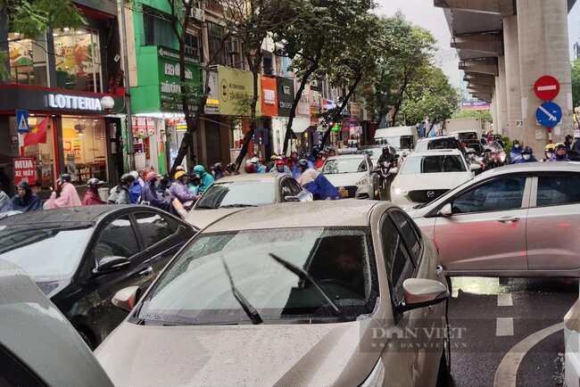 Tin trong nước - Người dân Thủ đô chật vật trong cảnh tắc đường, xe cộ nhích từng mét trong mưa rét (Hình 8).