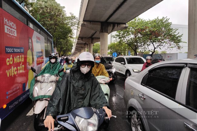 Tin trong nước - Người dân Thủ đô chật vật trong cảnh tắc đường, xe cộ nhích từng mét trong mưa rét (Hình 9).