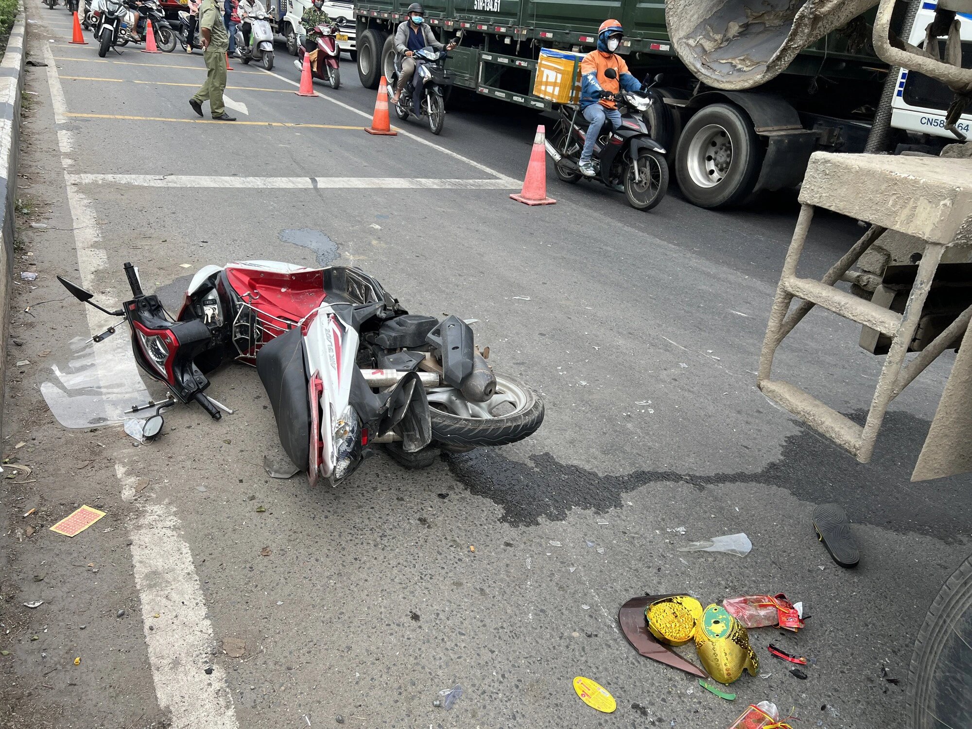 Tin trong nước - Xe bồn tông nhiều xe máy dừng đèn đỏ ở Bình Dương, 2 người bị thương nặng (Hình 4).